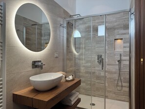 Doccia, asciugacapelli, bidet, asciugamani