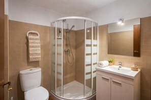 Shower, hair dryer, towels, toilet paper - Village house in Peñíscola, 200 m from the beach, with roof terrace (Peníscola)
