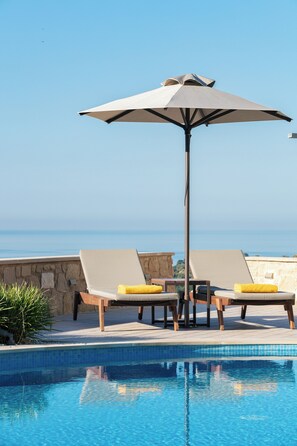 Seasonal outdoor pool, pool umbrellas, pool loungers - Vardina Villa (Apokoronas)