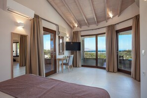 Premier Villa, 5 Bedrooms, Partial Sea View | Premium bedding, in-room safe, blackout curtains, soundproofing - Vardina Villa (Apokoronas)