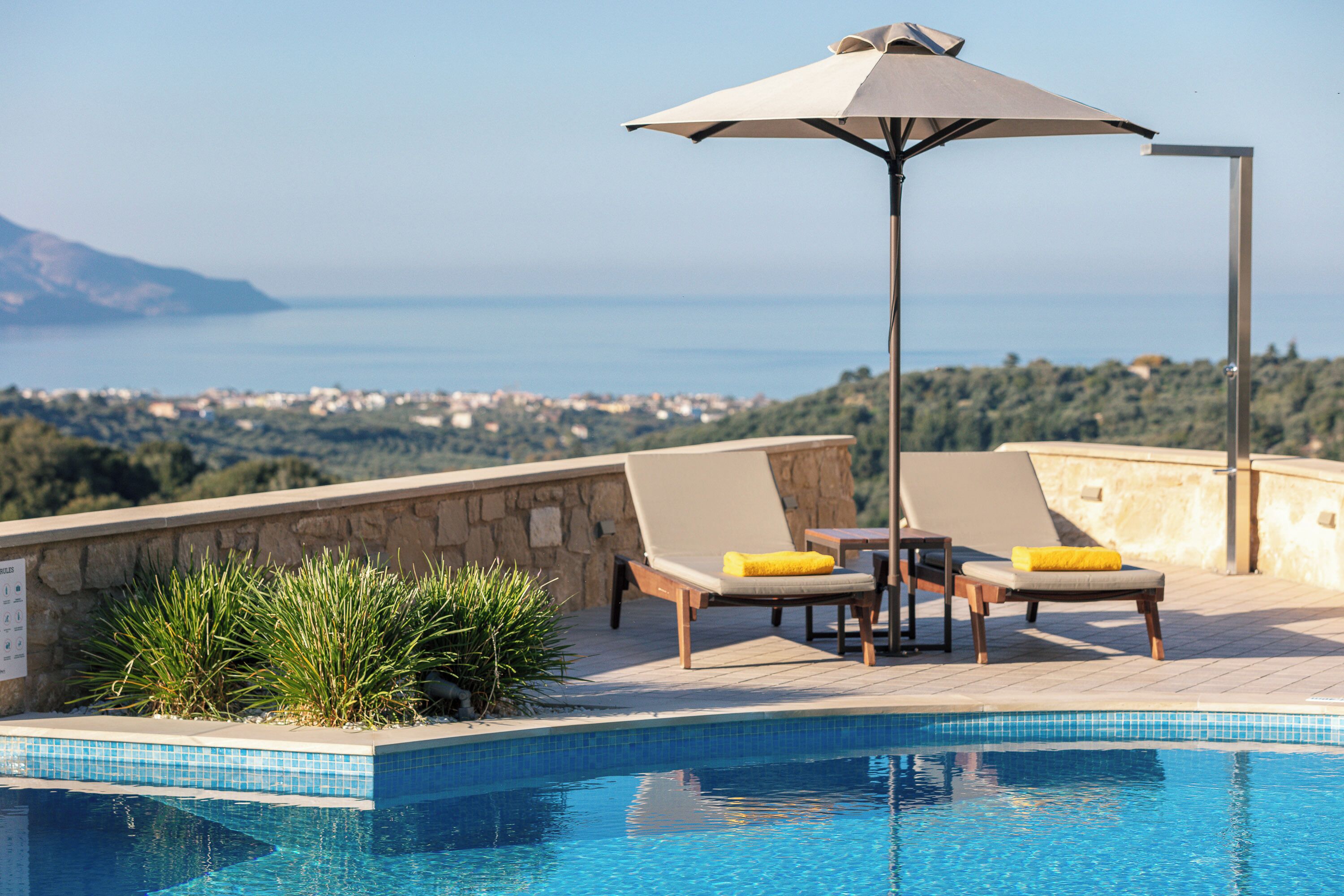 Kauden mukainen ulkouima-allas, aurinkovarjoja, aurinkotuoleja