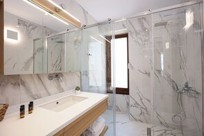 Villa Premier, 5 habitaciones, vista parcial al mar | Baño | Batas 