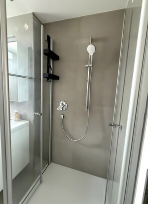 Douche, sèche-cheveux, serviettes fournies