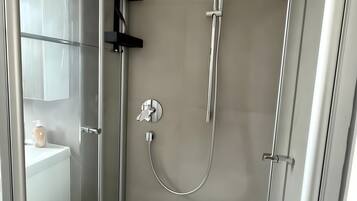 Regadera, secadora de cabello, toallas