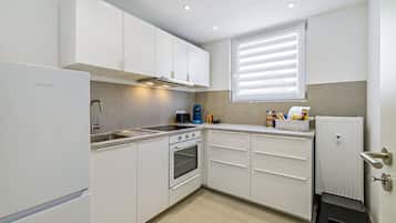 Kühlschrank, Ofen, Herdplatte, Wasserkocher mit Kaffee-/Teezubehör
