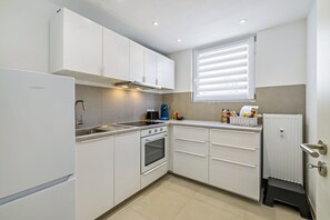 Fridge, oven, stovetop, coffee/tea maker