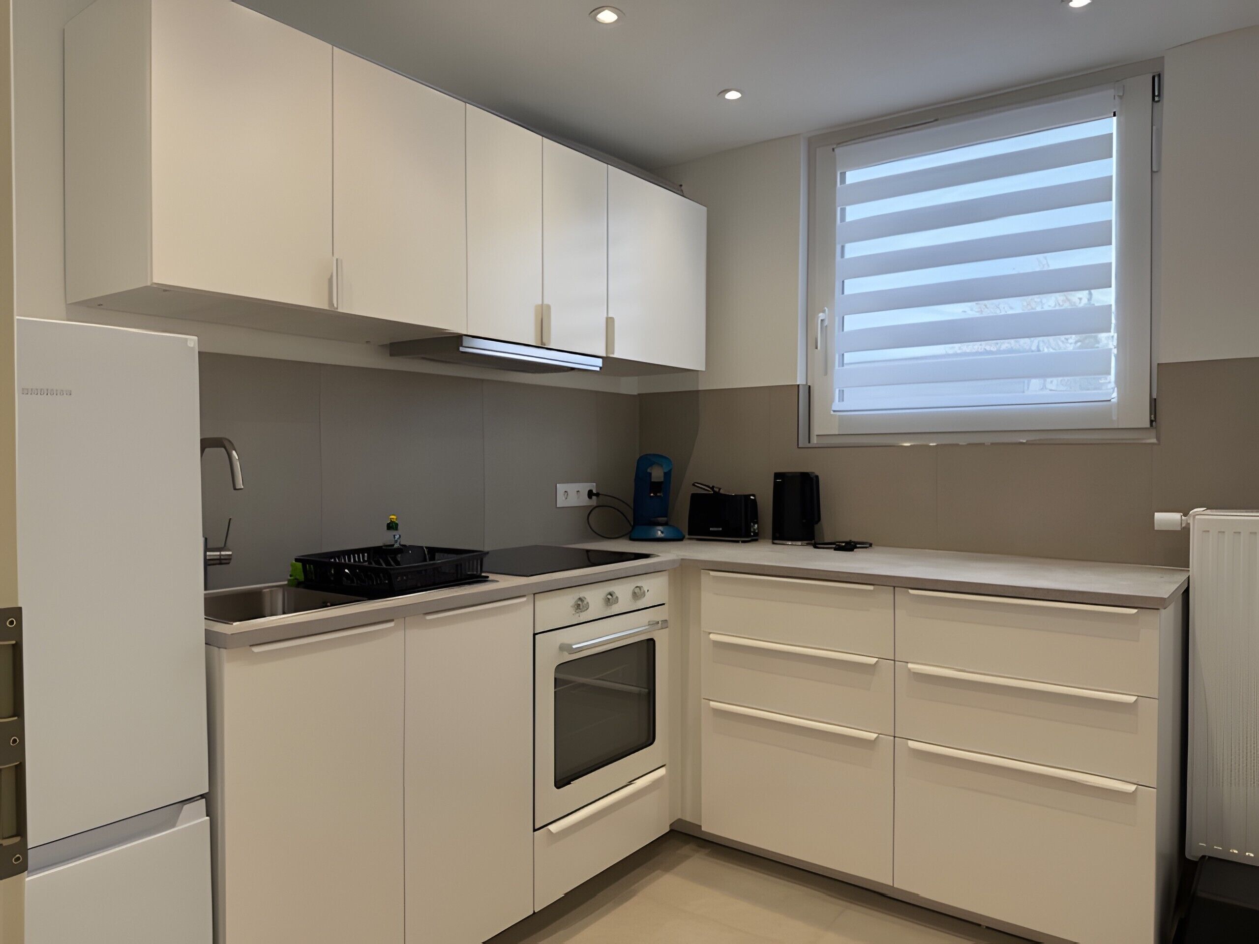 Fridge, oven, stovetop, coffee/tea maker