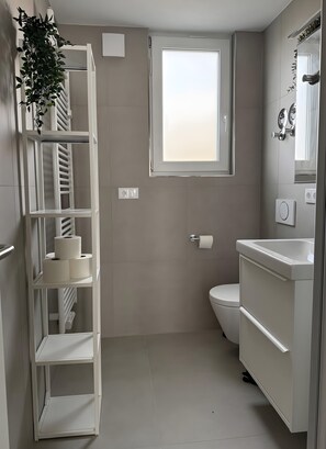 Dusj, hårføner og håndklær