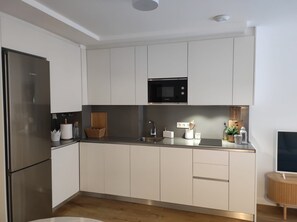 Réfrigérateur, micro-ondes, plaque de cuisson, lave-vaisselle