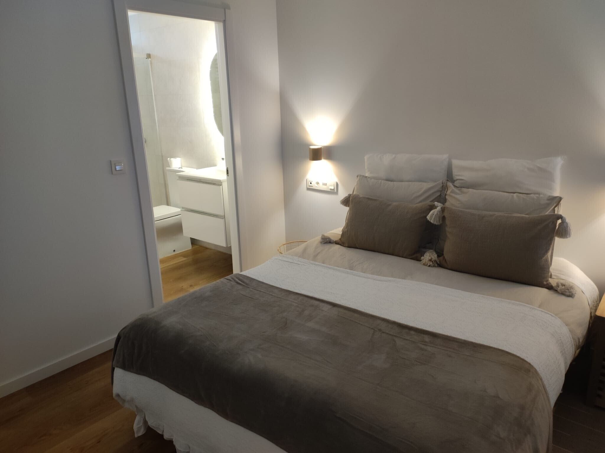 2 室のベッドルーム、アイロン / アイロン台、WiFi