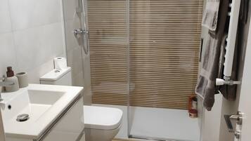 Douche, sèche-cheveux