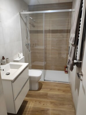 Douche, sèche-cheveux