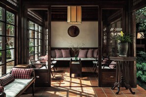 Área de estar no saguão