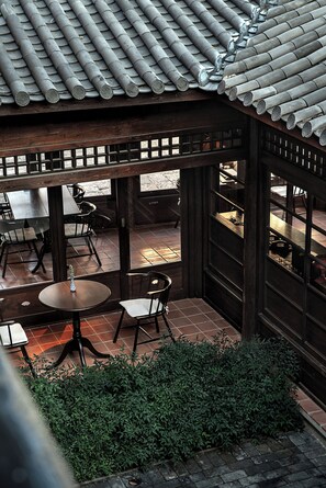 Outdoor dining - Lijiang Old Town  Lanshe hotel (LIJIANG CITY)
