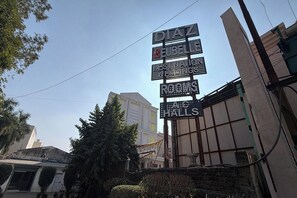 Vista frontal de la propiedad