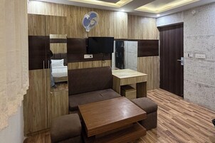 Habitación Deluxe | Escritorio, tabla de planchar con plancha, wifi gratis y ropa de cama