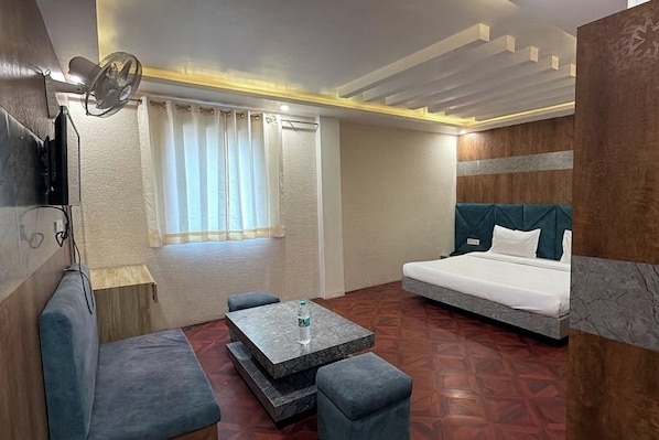 Habitación Deluxe | Escritorio, tabla de planchar con plancha, wifi gratis y ropa de cama 