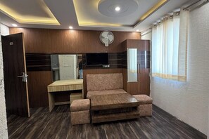 Habitación Deluxe | Escritorio, tabla de planchar con plancha, wifi gratis y ropa de cama 