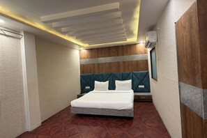 Desk, iron/ironing board, free WiFi, bed sheets - Hotel Beubelle (Meerut)