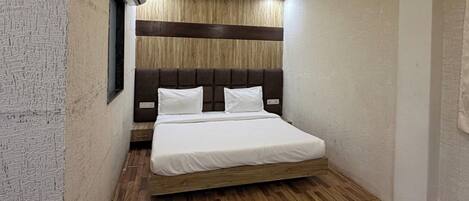 Deluxe Room | Desk, iron/ironing board, free WiFi, bed sheets