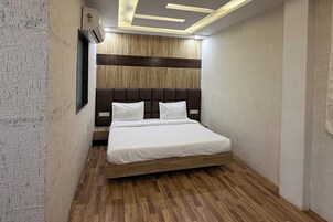 Quarto luxo | Escrivaninha, ferros/tábuas de passar roupa, Wi-Fi de cortesia