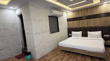 Deluxe Room | Meja, seterika/papan seterika, Wi-fi percuma, cadar katil