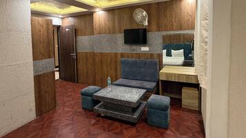 Rom – deluxe | Skrivebord, strykejern/-brett, wi-fi (inkludert) og sengetøy