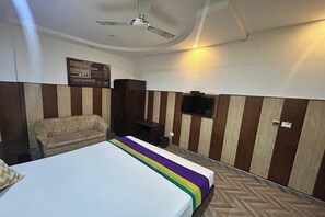 Desk, iron/ironing board, free WiFi, bed sheets - Hotel Sehej Inn (New Delhi)