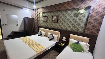 Deluxe driepersoonskamer | Een bureau, een strijkplank/strijkijzer, gratis wifi, beddengoed