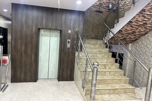 Elevator - Hotel Sehej Inn (New Delhi)