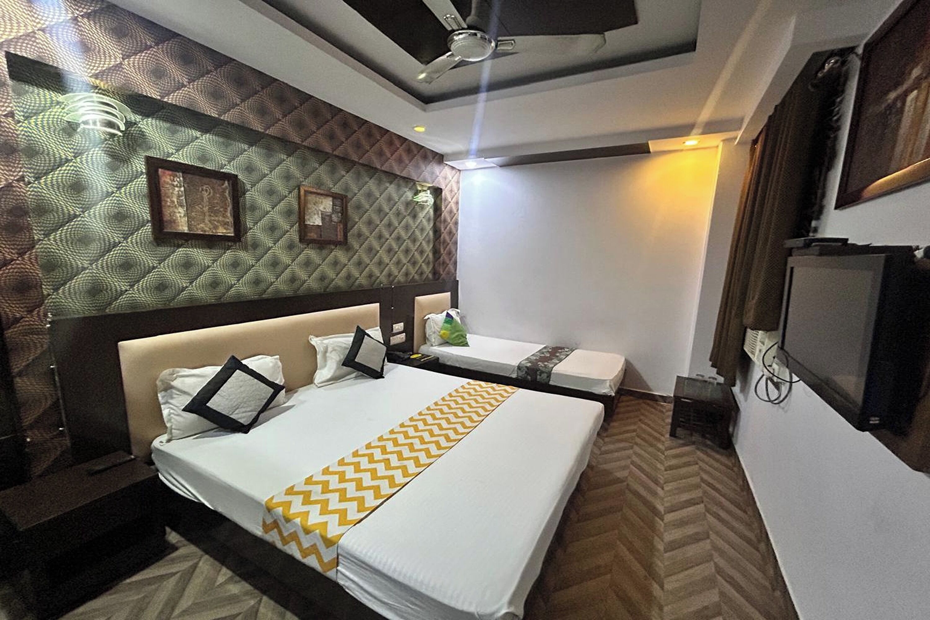 Deluxe Triple Room | Desk, iron/ironing board, free WiFi, bed sheets