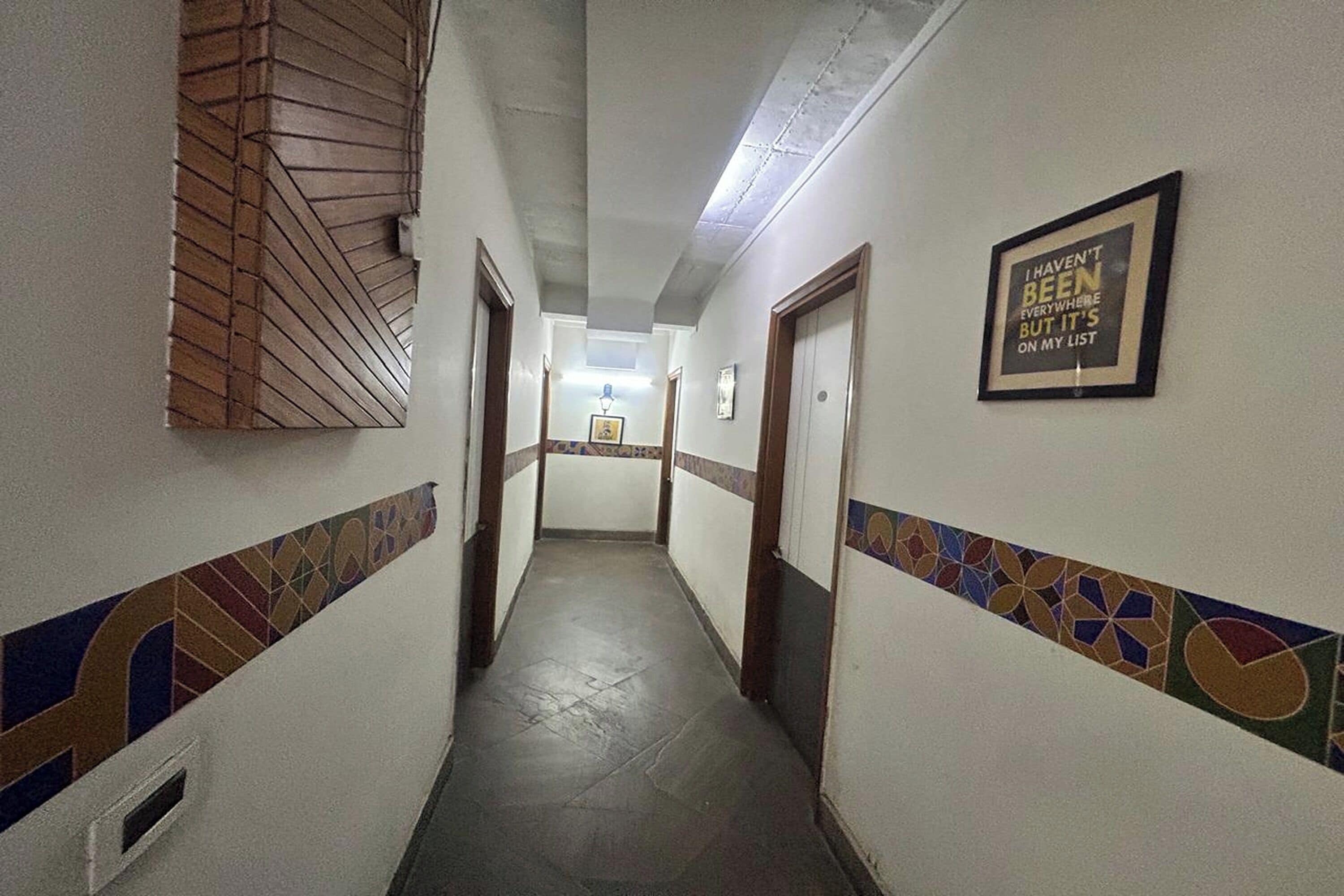 Escritorio, tabla de planchar con plancha y camas plegables/adicionales 