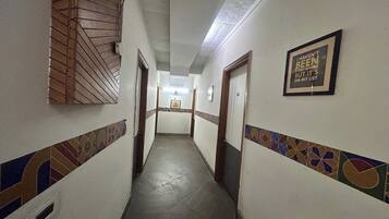 Escritorio, tabla de planchar con plancha y camas plegables/adicionales