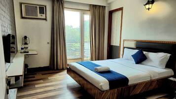 Deluxe Room | Desk, iron/ironing board, rollaway beds, free WiFi