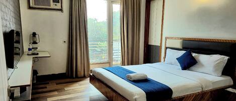 Deluxe Room | Desk, iron/ironing board (on request), rollaway beds (surcharge)
