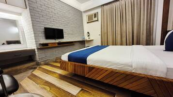 Escritorio, tabla de planchar con plancha y camas plegables/adicionales