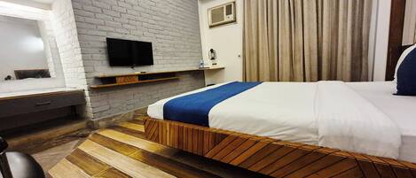 Deluxe Room | Desk, iron/ironing board, rollaway beds, free WiFi