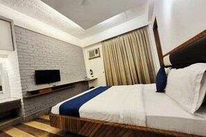 Deluxe Room | Desk, iron/ironing board, rollaway beds, free WiFi - Premium Nest, Golf Course Road (Gurugram)