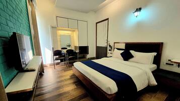 Deluxe Room | Desk, iron/ironing board, rollaway beds, free WiFi