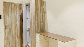 Premium Room | Bathroom | Shower, free toiletries, towels