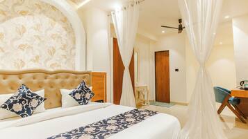 Minibar, escritorio, tabla de planchar con plancha y wifi gratis