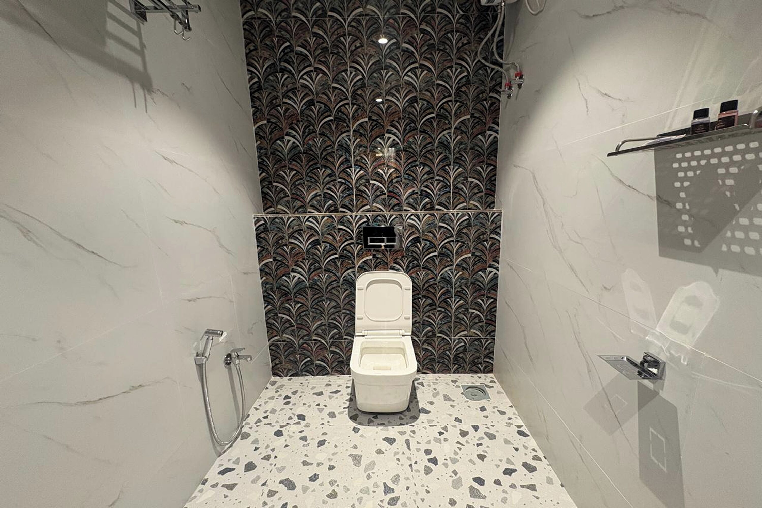 Premium-Zimmer | Badezimmer | Dusche, kostenlose Toilettenartikel, Handtücher