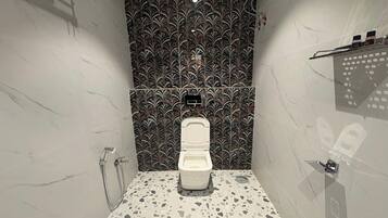 Premium-Zimmer | Badezimmer | Dusche, kostenlose Toilettenartikel, Handtücher