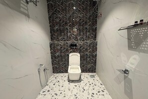 Premium-Zimmer | Badezimmer | Dusche, kostenlose Toilettenartikel, Handtücher