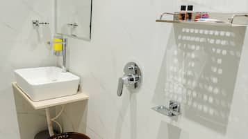 Premium Room | Bathroom | Shower, free toiletries, towels