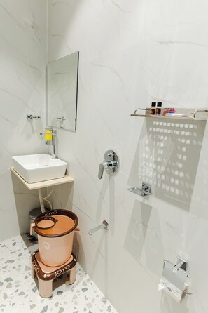 Quarto premium | Banheiro | Chuveiro, produtos de toalete grátis, toalhas de banho 