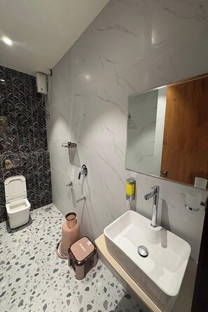 Premium Room | Bathroom | Shower, free toiletries, towels - Mahaveer Premium Banquet & Residency Hotel (Thane)