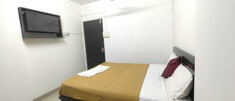 Deluxe Room | Desk, free WiFi, bed sheets