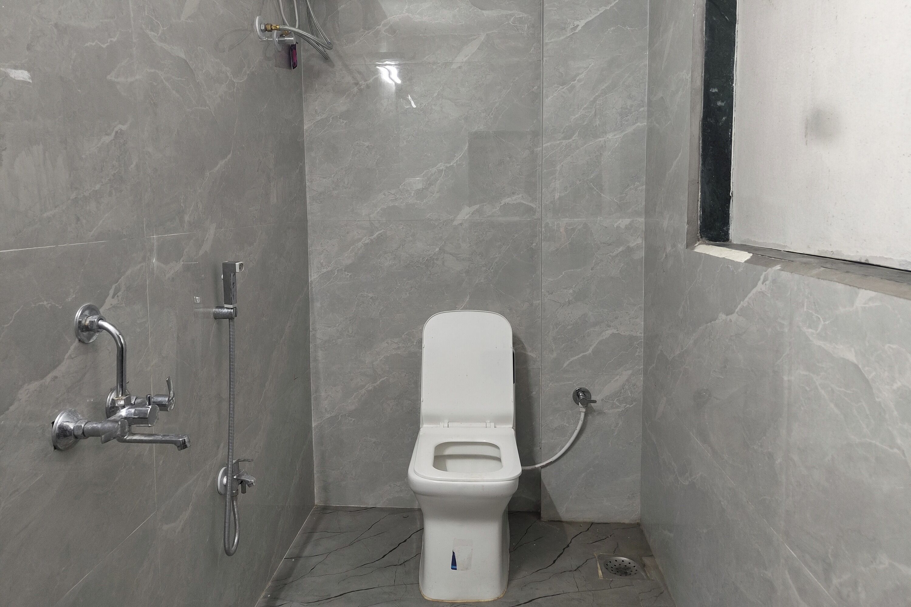 Deluxe Room | Bathroom | Shower, rainfall showerhead, free toiletries, slippers