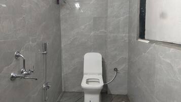 Deluxe Room | Bathroom | Shower, rainfall showerhead, free toiletries, slippers